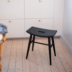 Hocker Emil ganz in Schwarz