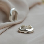Bolded Wavy Silver -sormus 16 mm