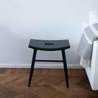Hocker Emil ganz in Schwarz